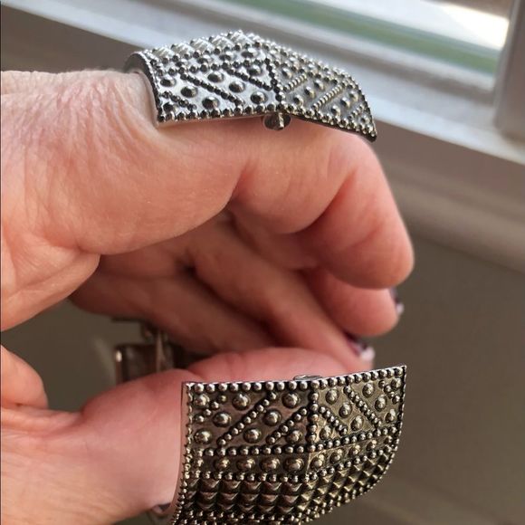 Silver tone texture design bracelet Sz 7.5 - Picture 4 of 10